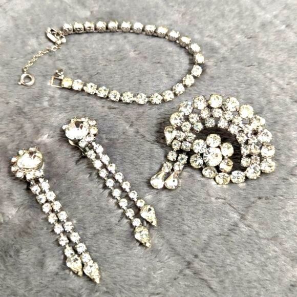 Vintage 1950's Rhinestone Set- Earrings, Brooche, Bracelet - Picture 4 of 17